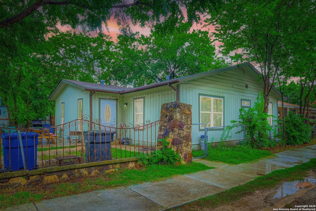 Photo of 209 N Picoso St, San Antonio, TX 78207 (MLS # 1882632)