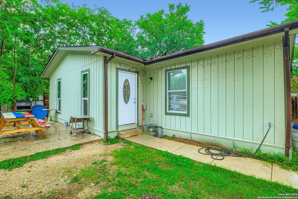 Photo of 209 N Picoso St, San Antonio, TX 78207 (MLS # 1882632)