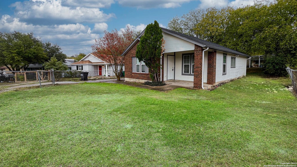Photo of 202 Ripplewind, San Antonio, TX 78203 (MLS # 2022563)
