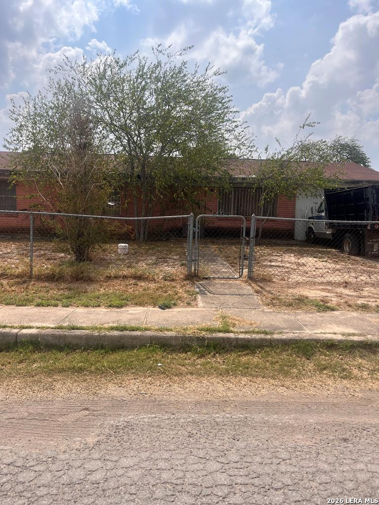 Photo 1 of 8 — 610 E Jackson St, Crystal City, TX 78839