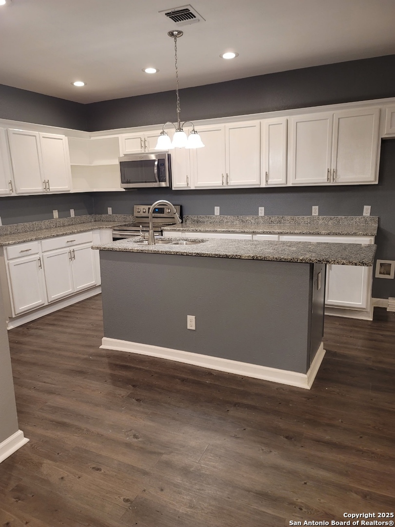 1038 W Ridgewood CT
