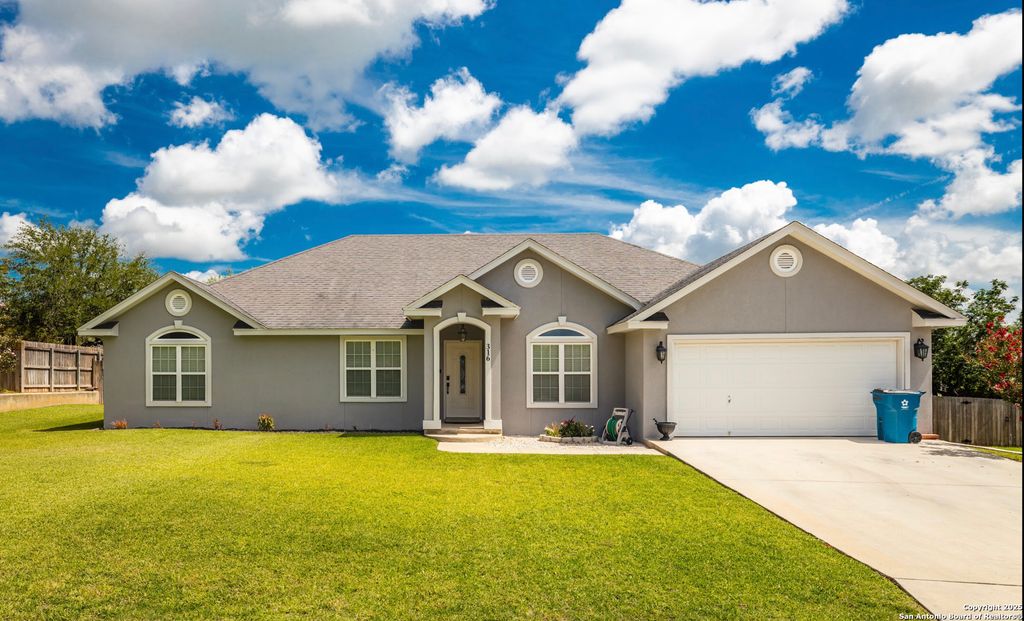 Photo of 316 Crownhill, Pleasanton, TX 78064 (MLS # 1896725)