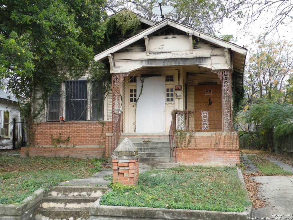 Photo of 1221 crockett, San Antonio, TX 78202 (MLS # 1926783)