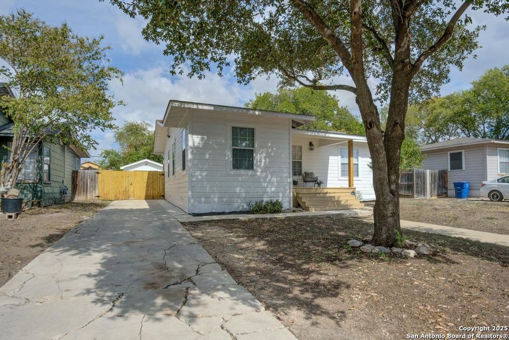 Photo of 313 W Wildwood, San Antonio, TX 78212 (MLS # 1918324)