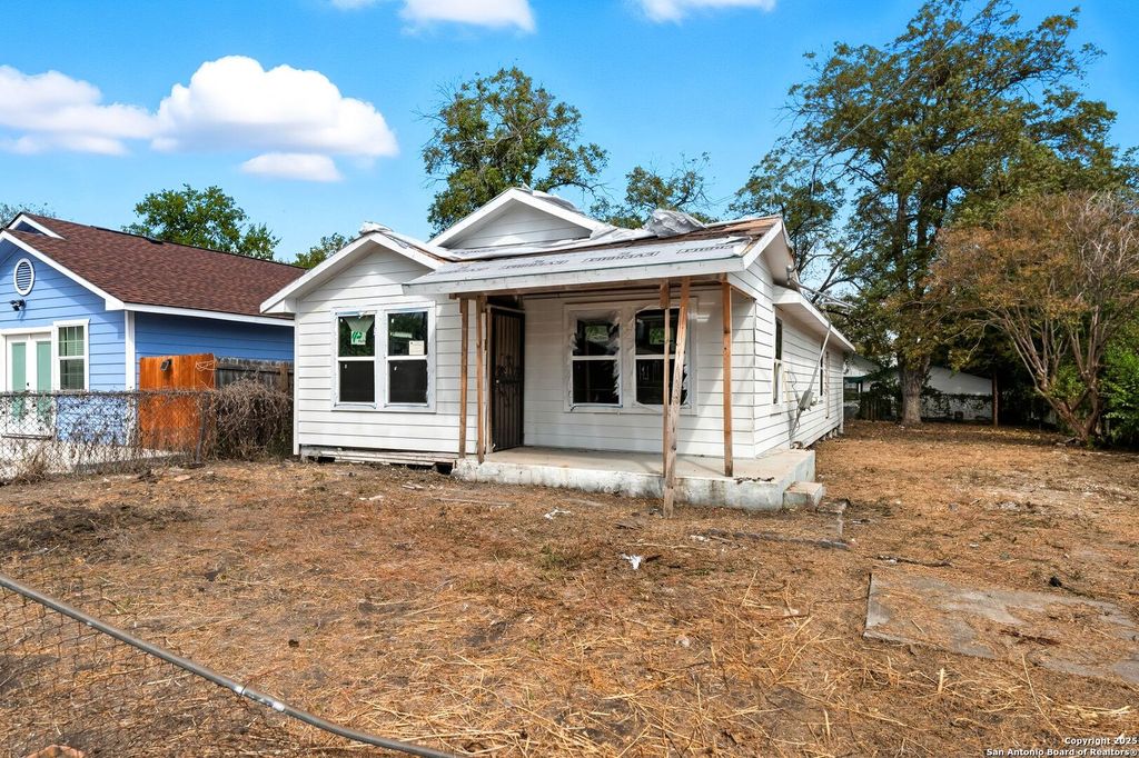 Photo of 2031 E crockett, San Antonio, TX 78202 (MLS # 1915201)