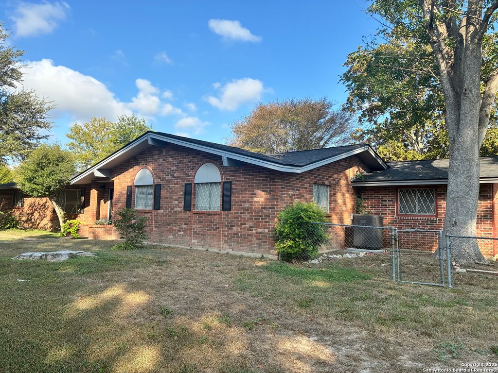 Photo of 114 Nueces, Seguin, TX 78155 (MLS # 1909738)