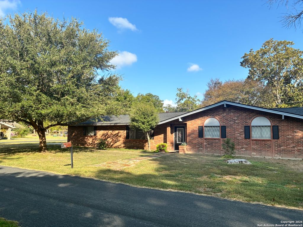 Photo of 114 Nueces, Seguin, TX 78155 (MLS # 1909738)