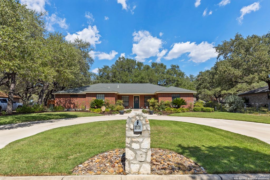 Photo of 606 Ingram, Devine, TX 78016 (MLS # 1912382)