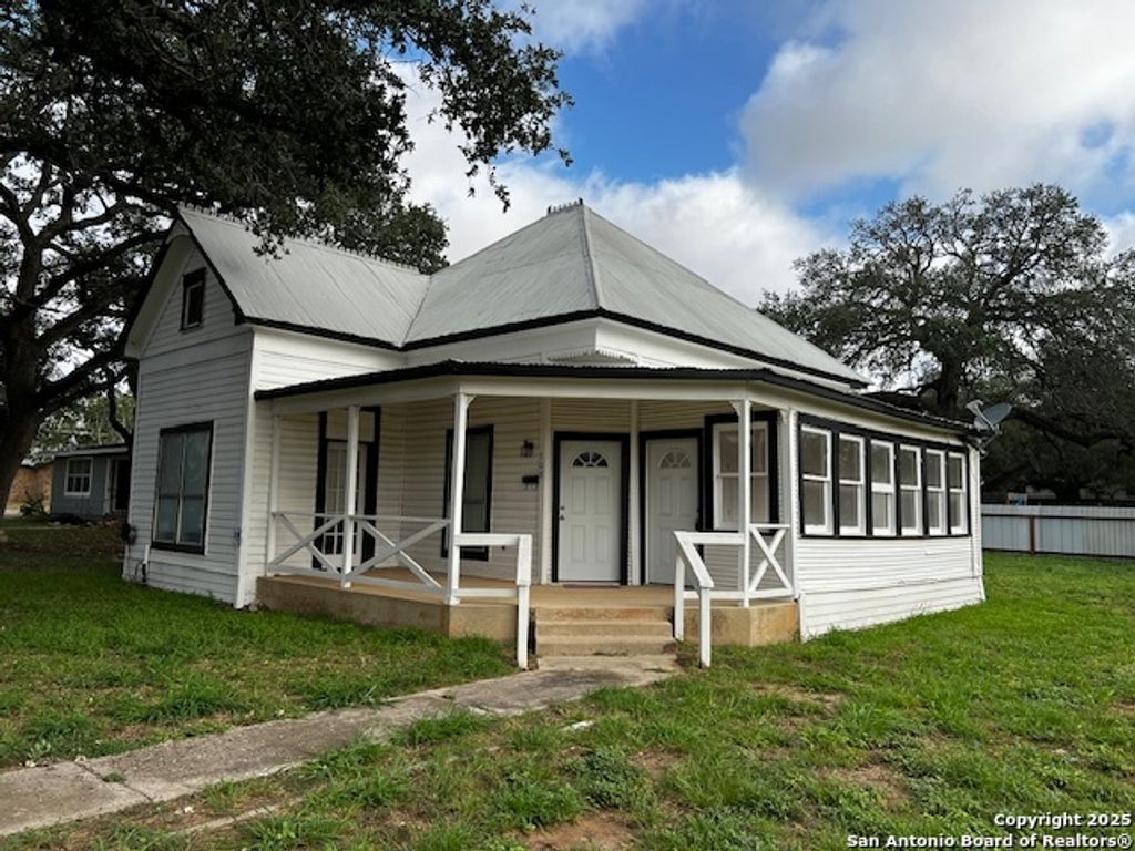 Photo of 308 W Coker, Devine, TX 78016 (MLS # 1888193)