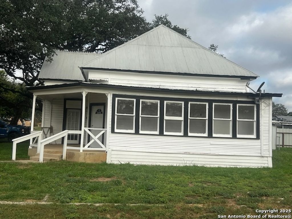 Photo of 308 W Coker, Devine, TX 78016 (MLS # 1888193)