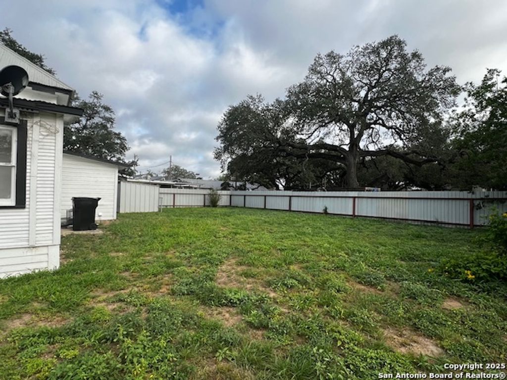 Photo of 308 W Coker, Devine, TX 78016 (MLS # 1888193)