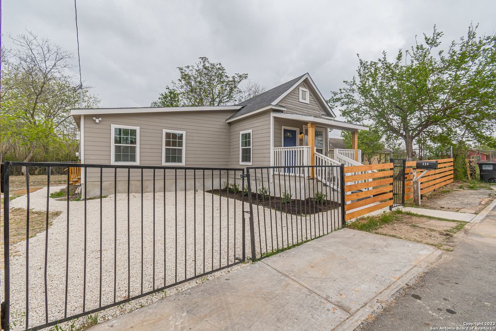 Photo of 324 Bargas St, San Antonio, TX 78210 (MLS # 1929732)