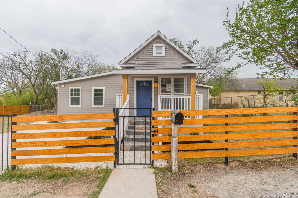 Photo of 324 Bargas St, San Antonio, TX 78210 (MLS # 1929732)
