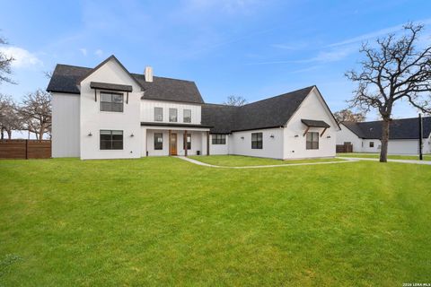 204 Oak Fields Dr., Floresville TX 78114