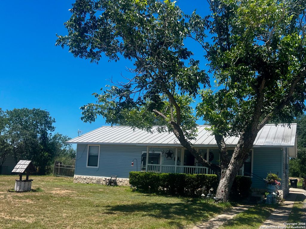 Photo of 110 Renfro, Devine, TX 78016 (MLS # 1887176)