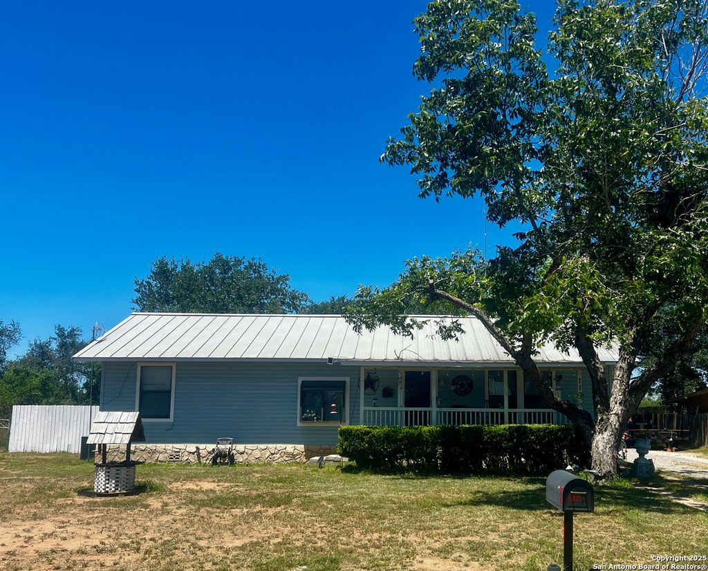 Photo of 110 Renfro, Devine, TX 78016 (MLS # 1887176)