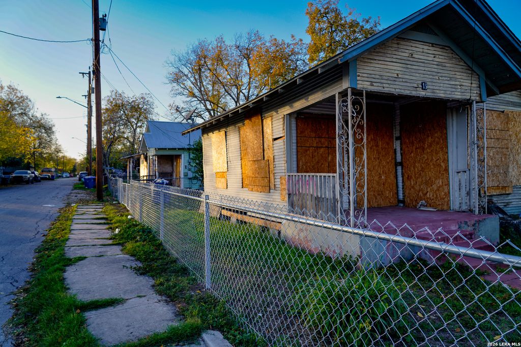 Photo of 715 S TRINITY ST, San Antonio, TX 78207 (MLS # 1941577)