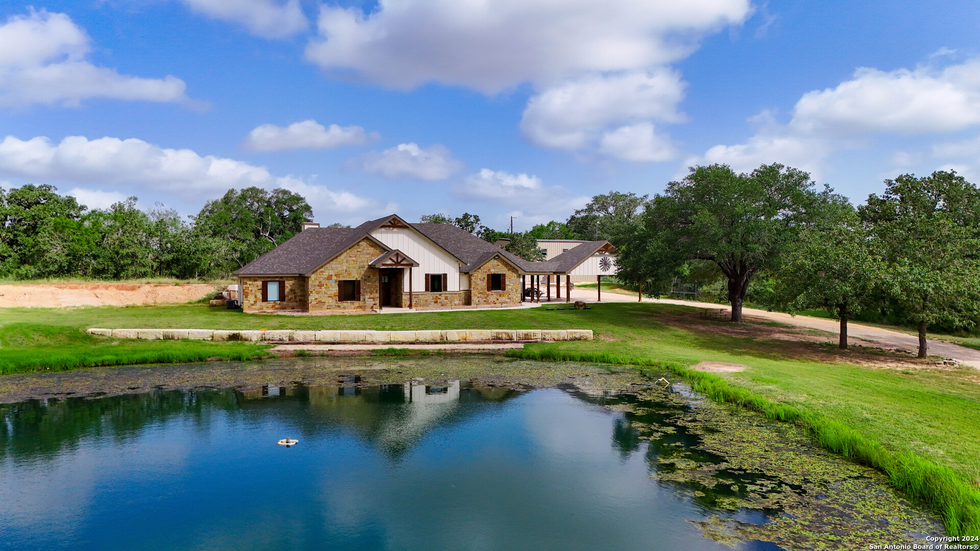 View Floresville, TX 78114 house