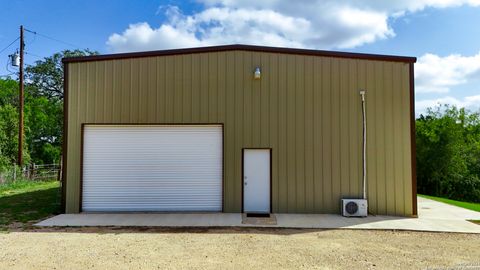 A home in Floresville