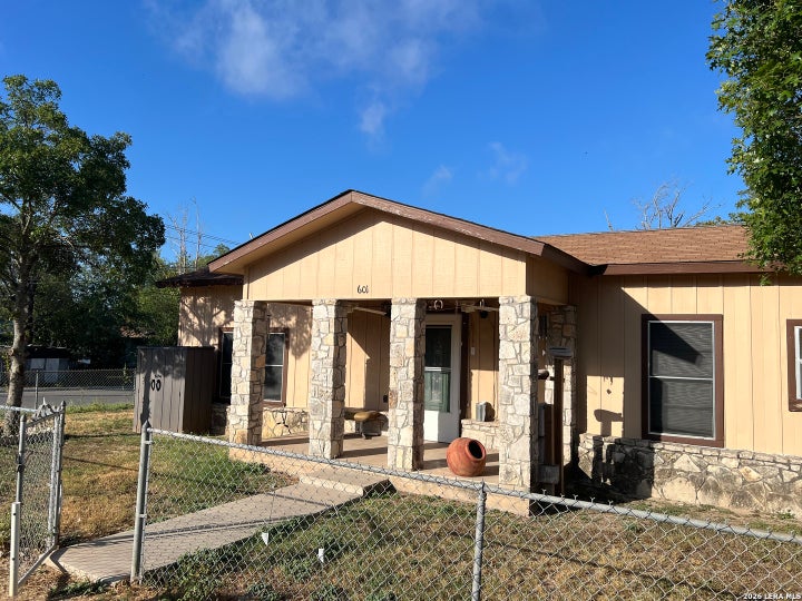 Photo 1 of 13 — 601 Como, Uvalde, TX 78801