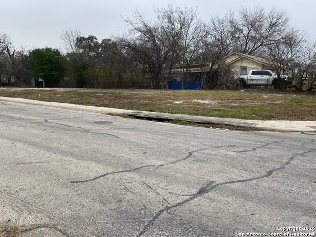 Photo of 1006 N Grimes St, San Antonio, TX 78202 (MLS # 1934810)