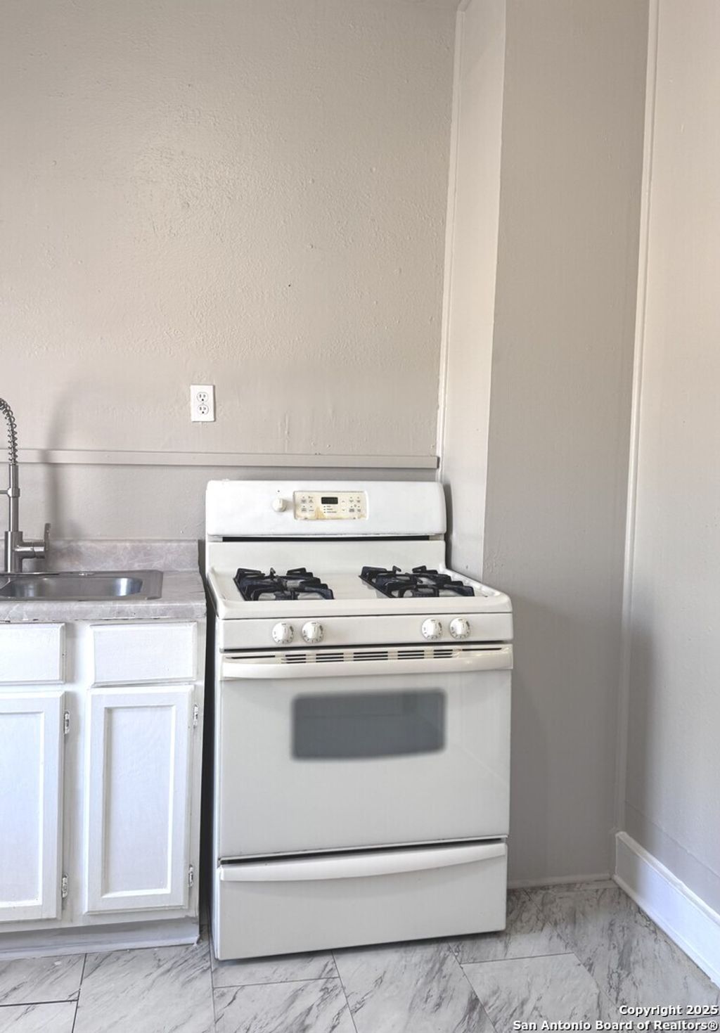 Photo of 1021 Ogden 7 #7, San Antonio, TX 78212 (MLS # 1926554)