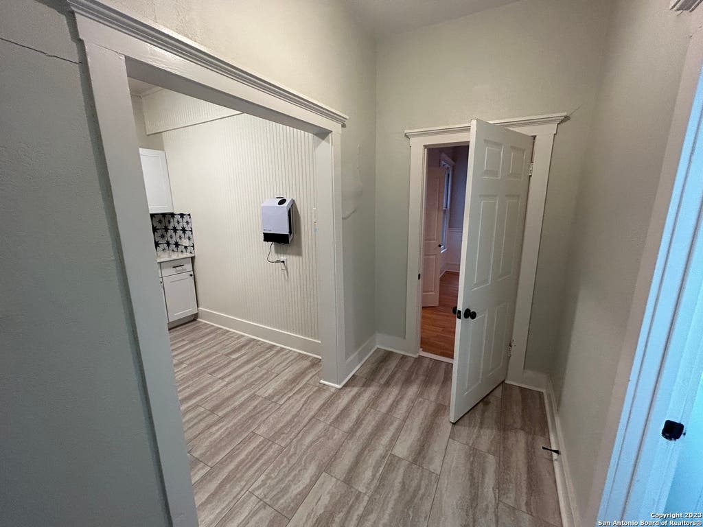 Photo of 407 E LOCUST ST 4 #4, San Antonio, TX 78212 (MLS # 2011365)