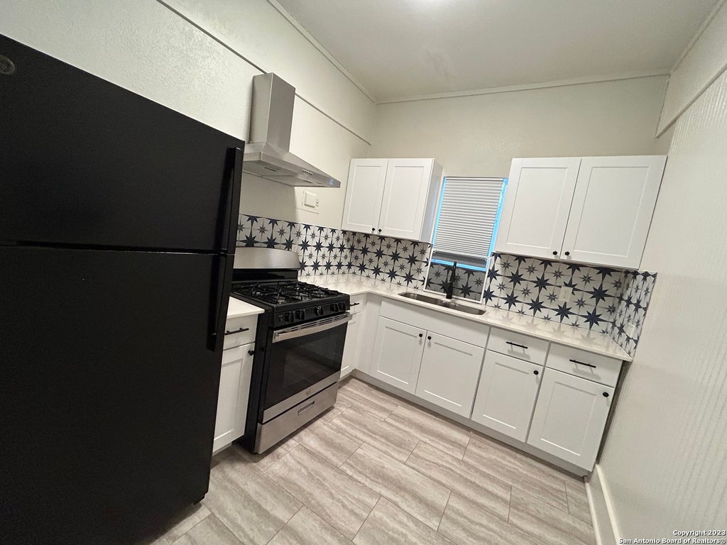 Photo of 407 E LOCUST ST 4 #4, San Antonio, TX 78212 (MLS # 2011365)
