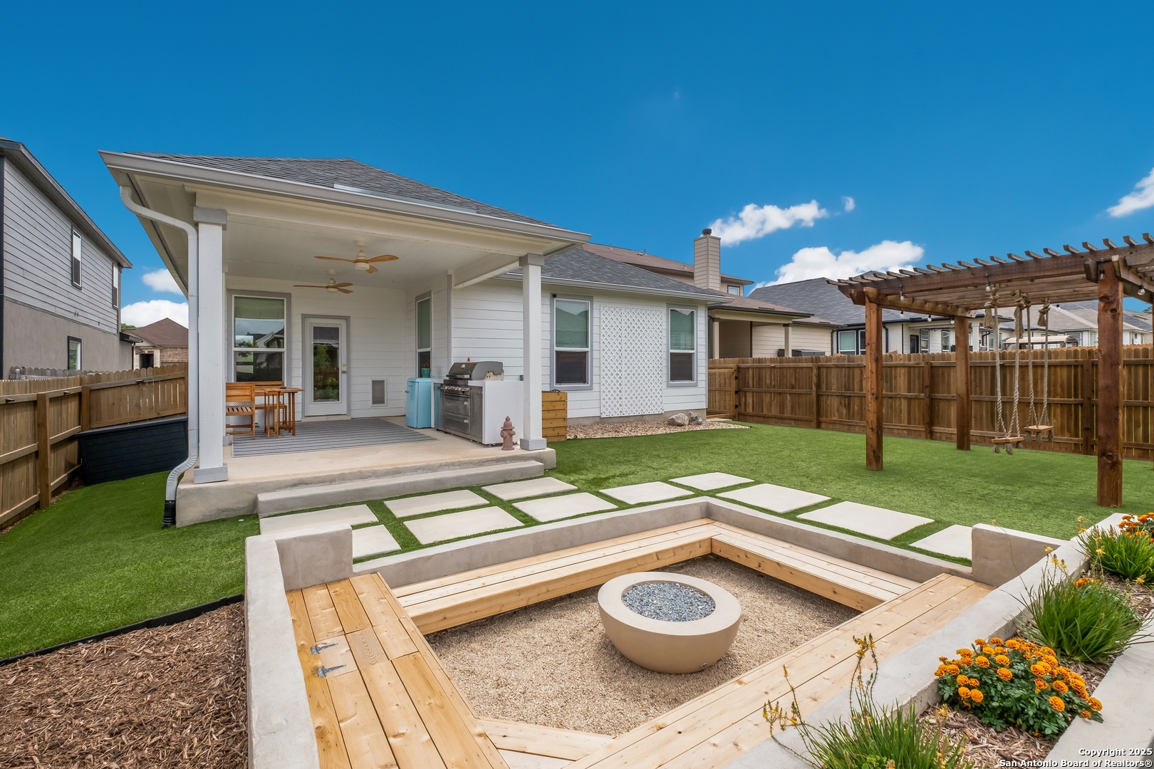 215 W Granite Shores