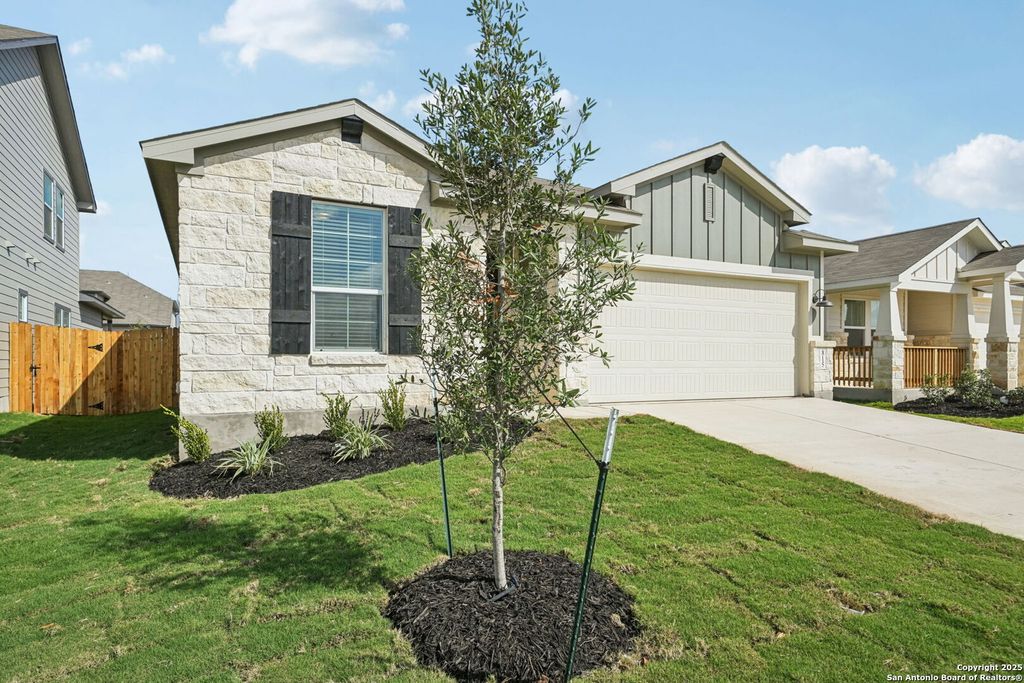 Photo of 815 Shatterhand Blvd, San Antonio, TX 78260 (MLS # 1924572)
