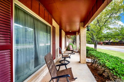 A home in Floresville