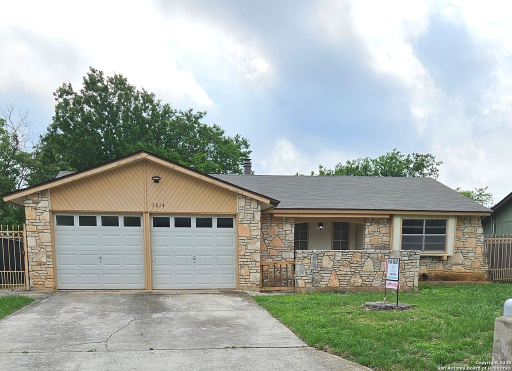 Photo of 5814 Cliffmont, San Antonio, TX 78250 (MLS # 1863185)