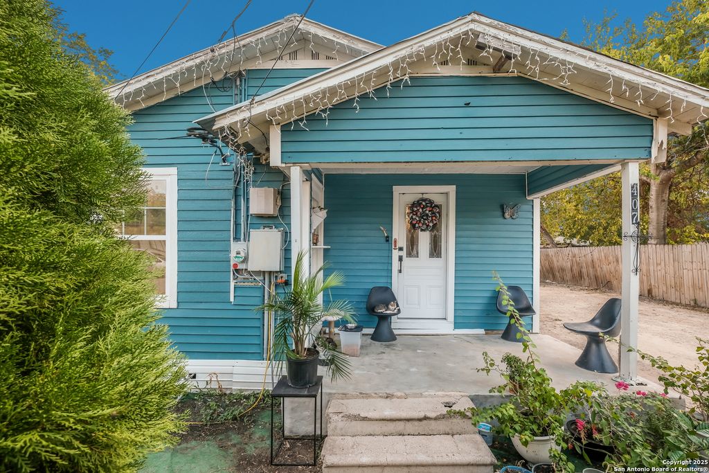 Photo of 407 W baxter, Seguin, TX 78155 (MLS # 1914160)