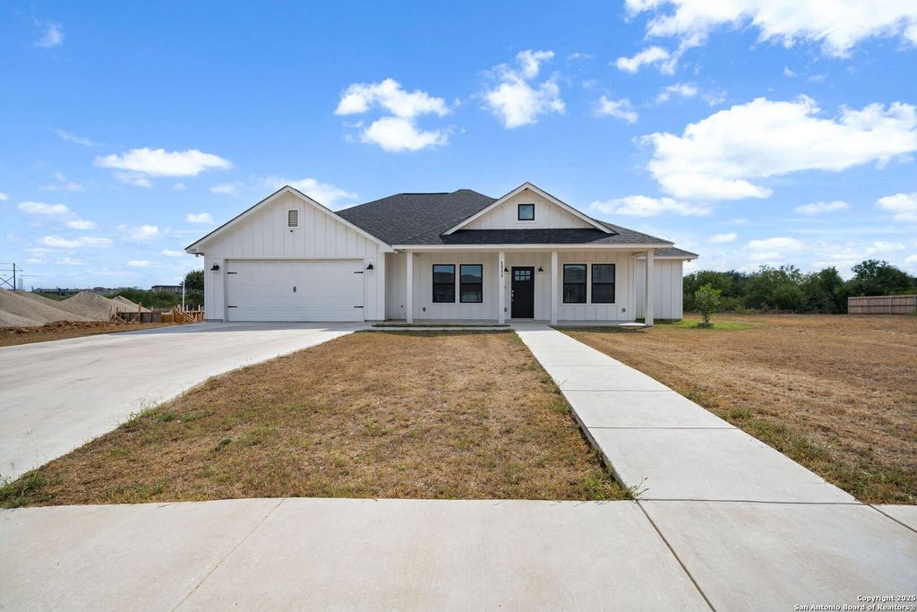 Photo of 1555 Vista View, Pleasanton, TX 78064 (MLS # 1916570)