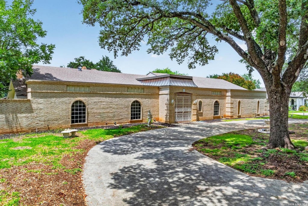 Photo of 107 Chattington Ct, San Antonio, TX 78213 (MLS # 1994095)