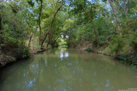 17585 Fargoer Marion TX 78124