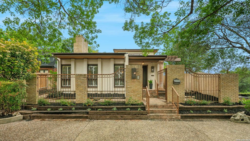 Photo of 209 HENDERSON ST, Alamo Heights, TX 78209 (MLS # 1958509)