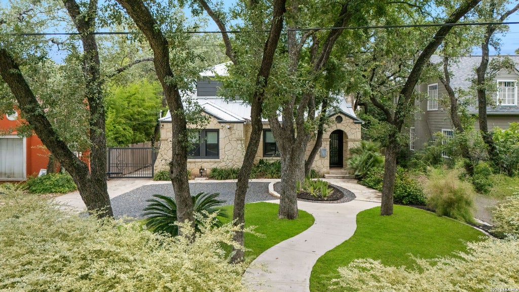 Photo of 258 TUXEDO AVE, San Antonio, TX 78209 (MLS # 2000588)