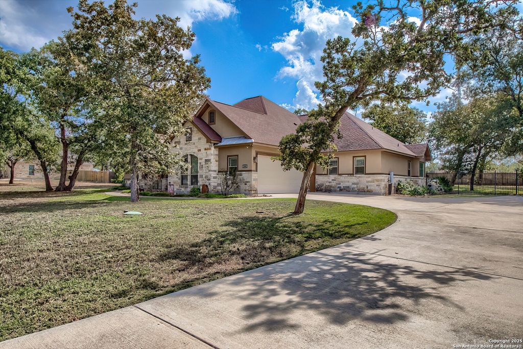 Photo of 144 WOODLANDS DR, La Vernia, TX 78121 (MLS # 1918898)