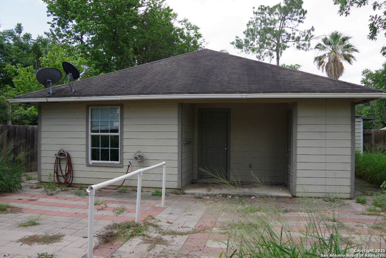 909 San Antonio