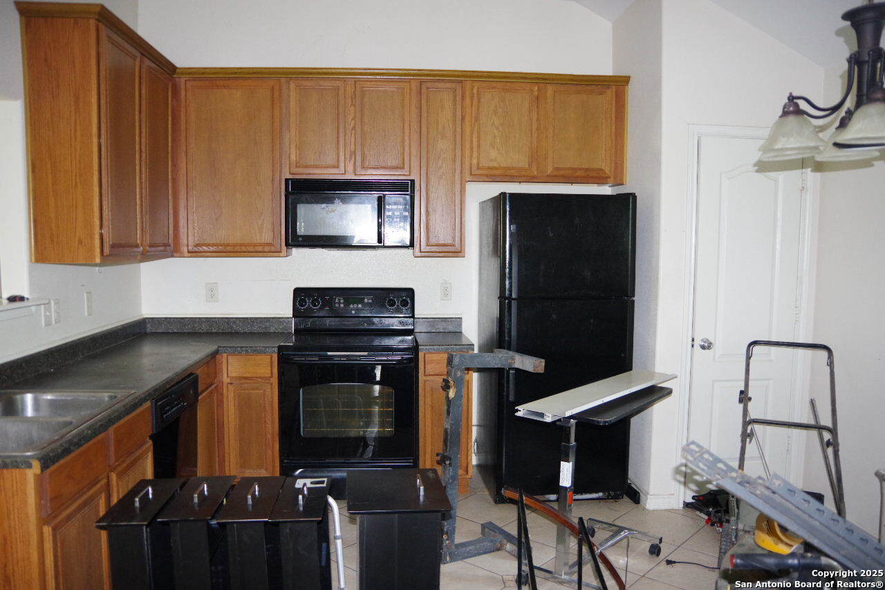 909 San Antonio