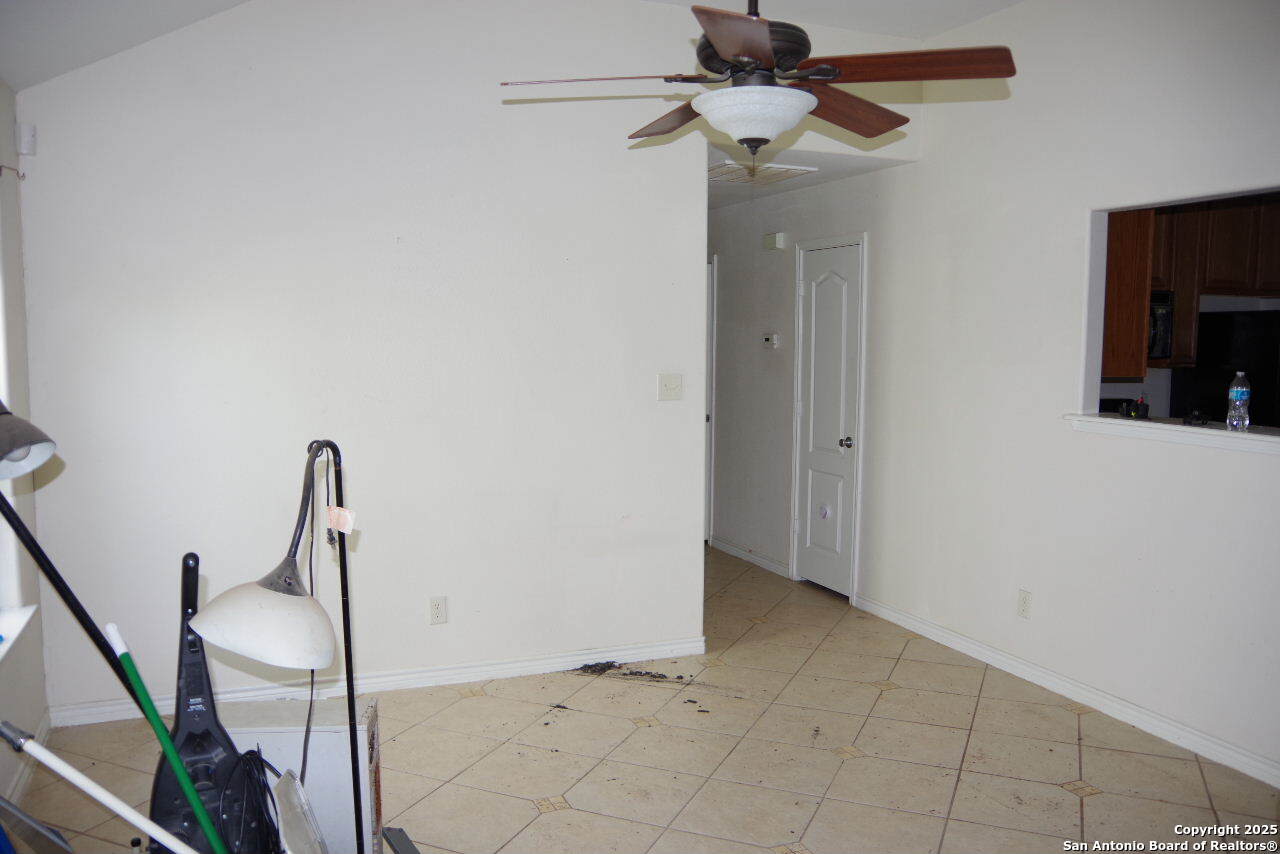 909 San Antonio