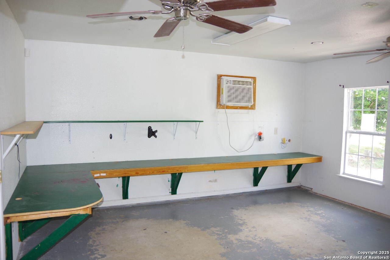 909 San Antonio