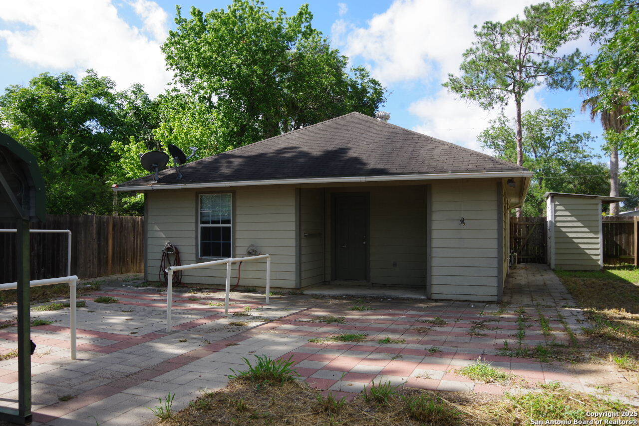 909 San Antonio
