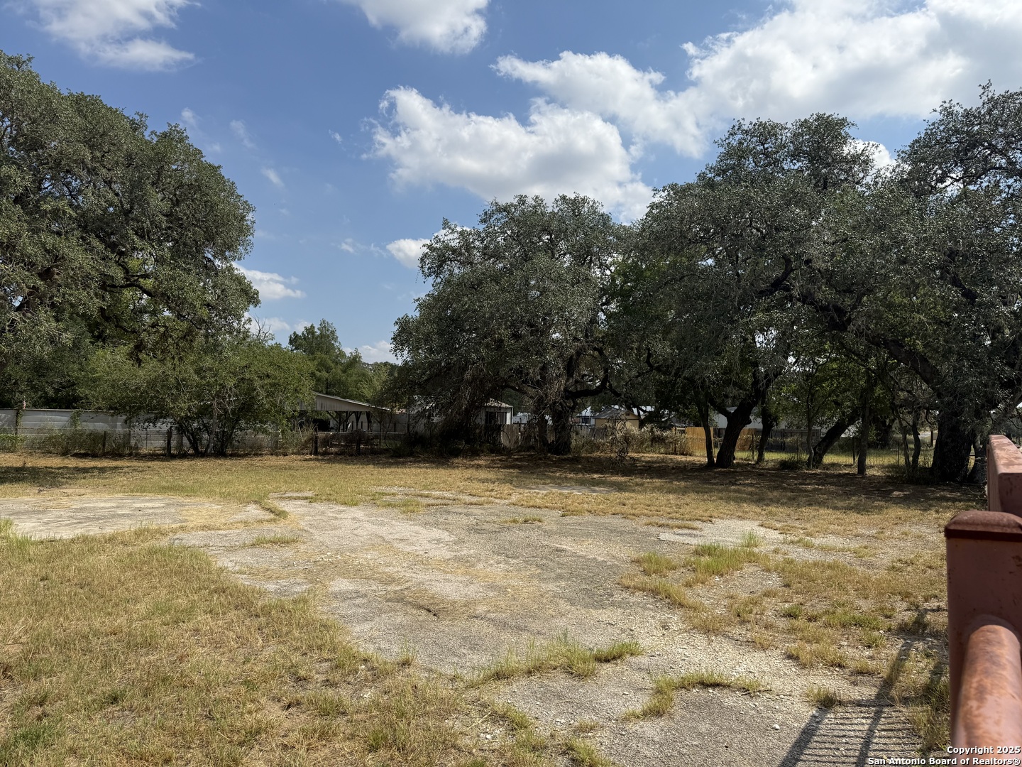 813 E Hunt