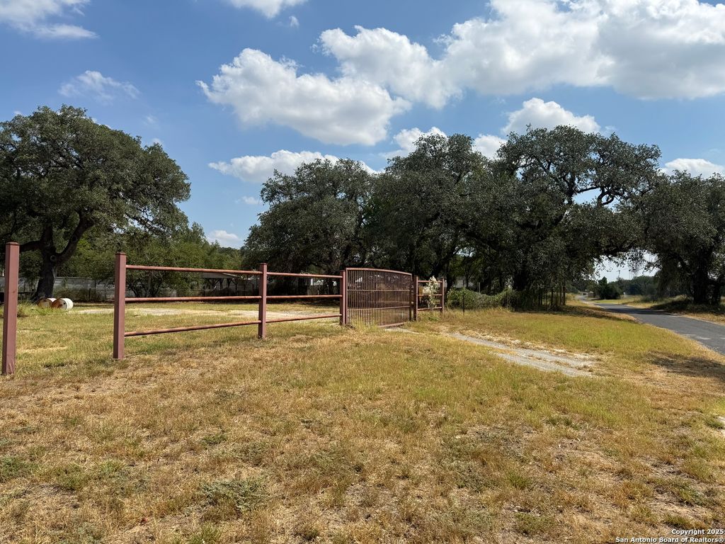 Photo of 813 E Hunt, Pleasanton, TX 78064 (MLS # 1895846)