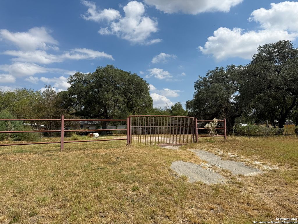 Photo of 813 E Hunt, Pleasanton, TX 78064 (MLS # 1895846)