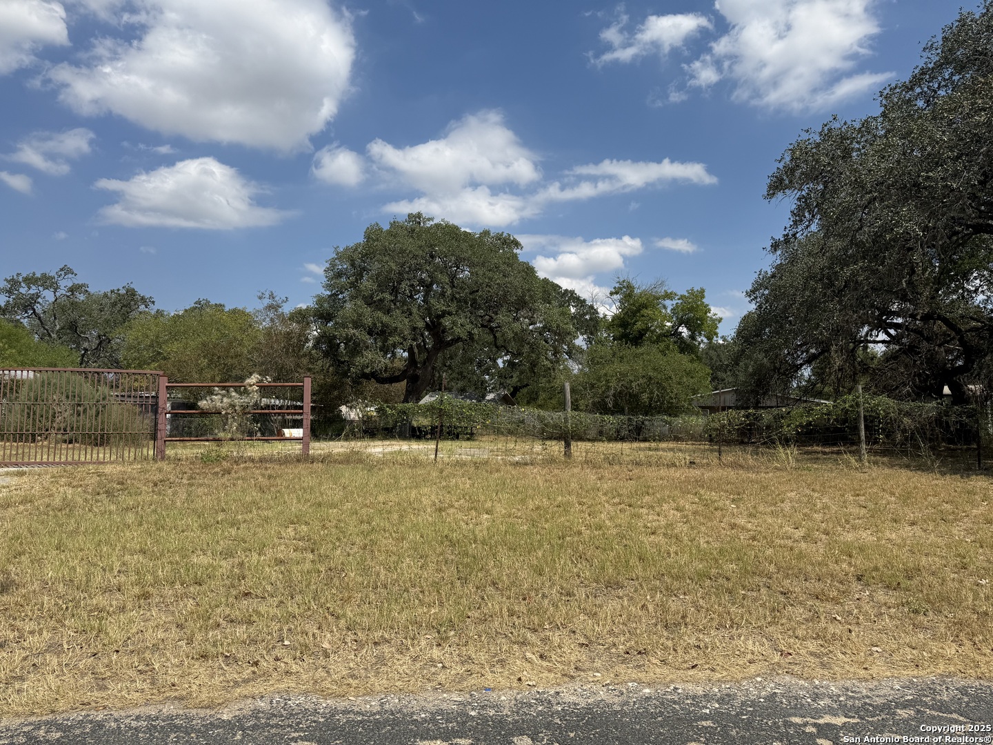 813 E Hunt