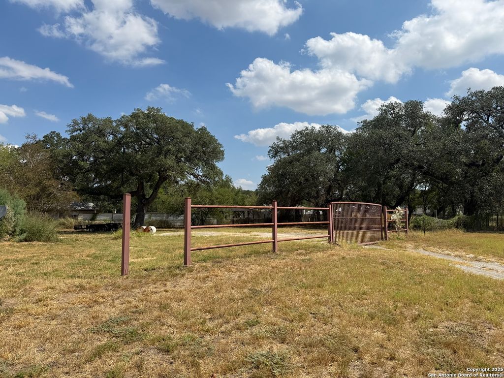 Photo of 813 E Hunt, Pleasanton, TX 78064 (MLS # 1895846)