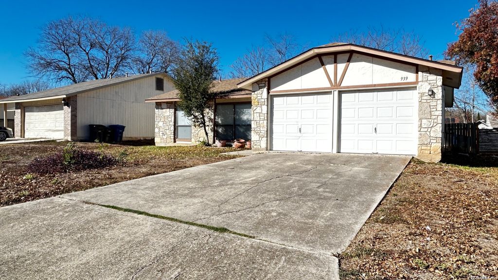 Photo of 939 Hayloft Ln, San Antonio, TX 78245 (MLS # 1935133)